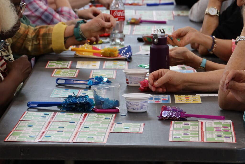 mains avec grilles de loto