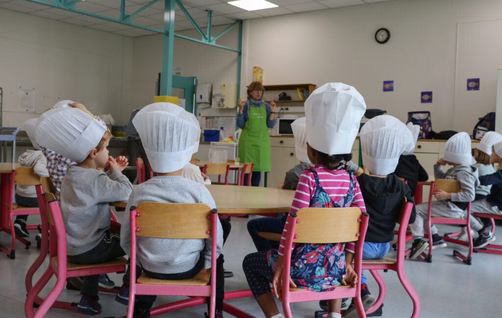 enfants dans une cantine
