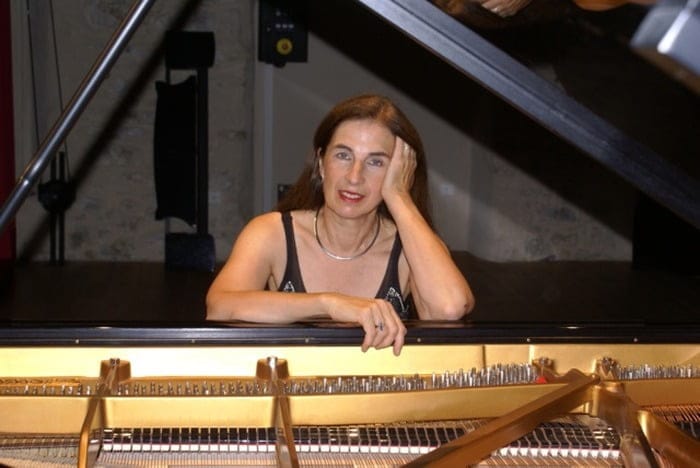françoise choveaux devant un piano