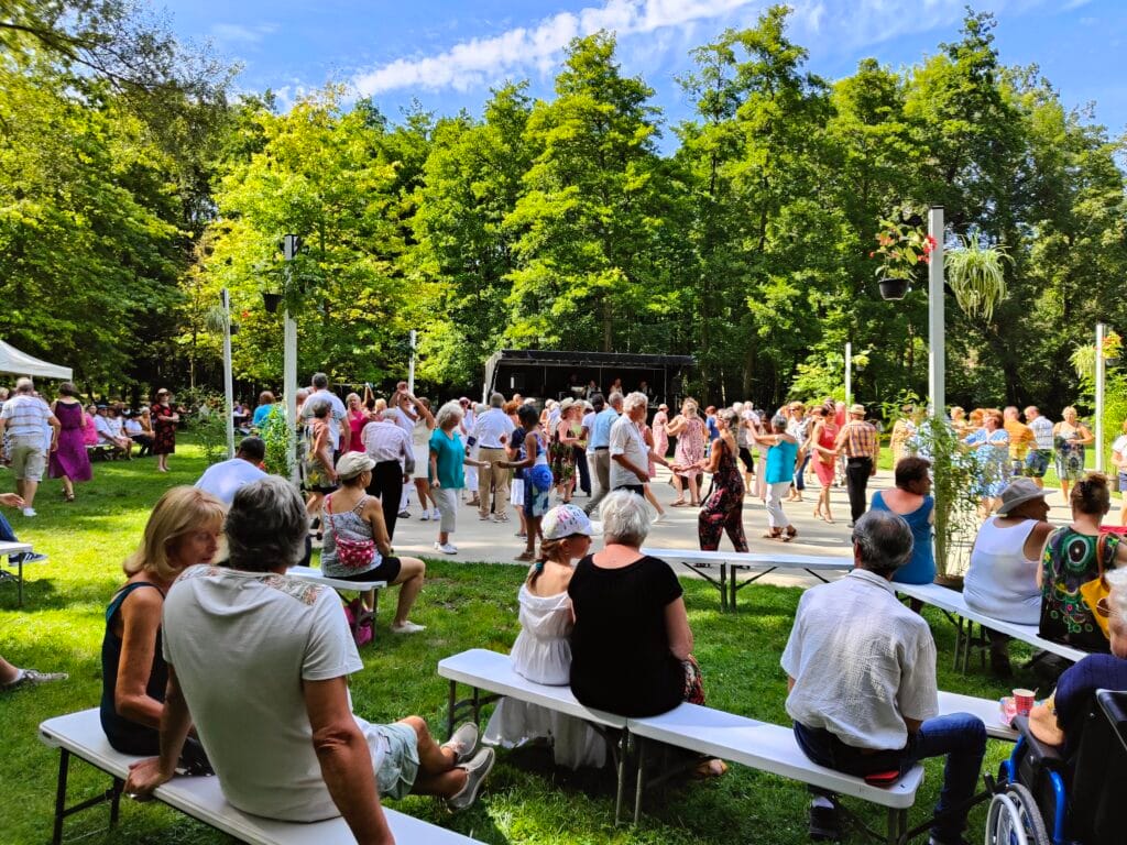 personnes dans le parc caillebotte pour les guinguettes yerres
