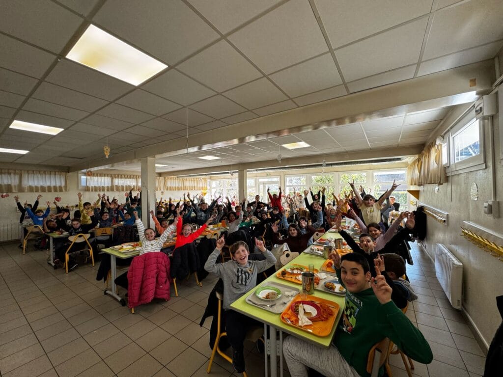 enfants à la cantine de yerres en mars 2025