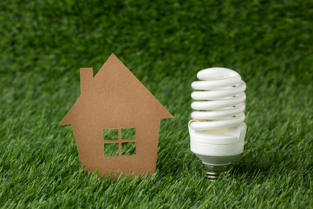 ampoule led à côté d'une maison en carton