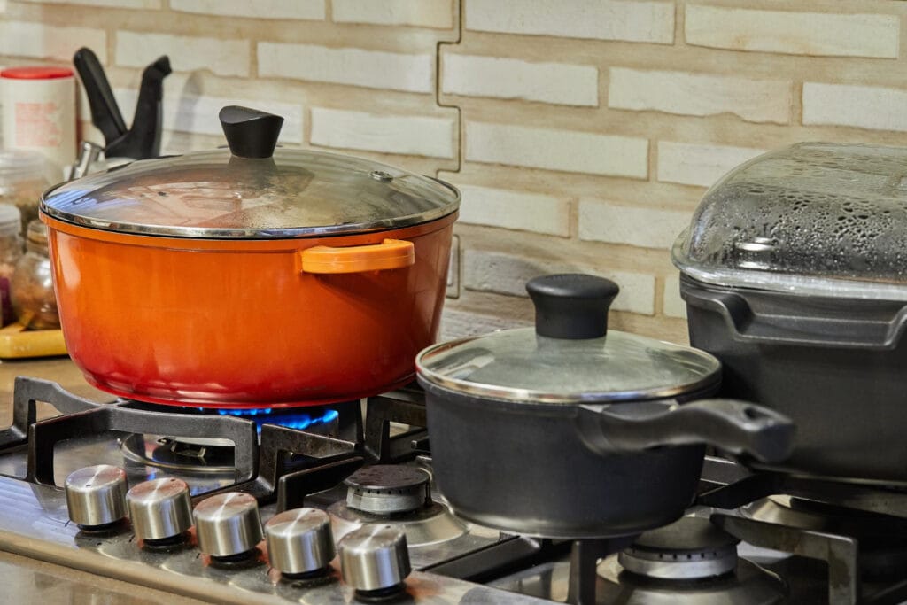 casseroles avec un couvercle sur une gazinière