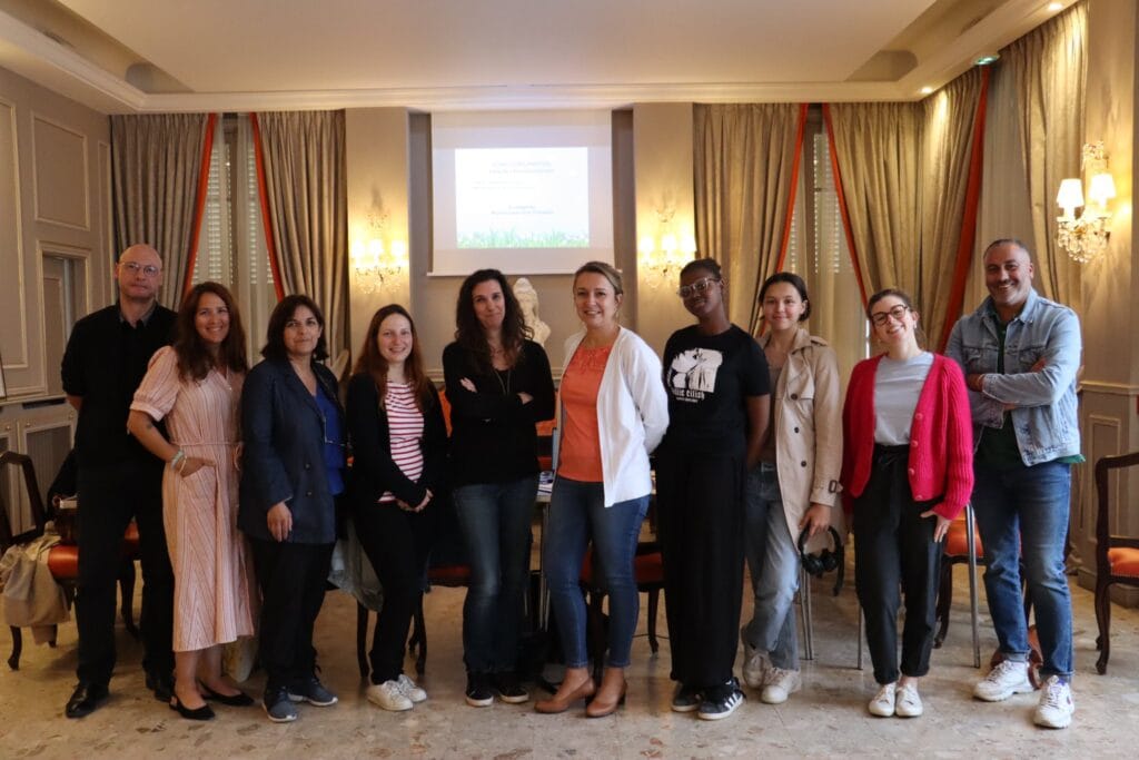 personnes qui posent dans la salle des mariages de yerres