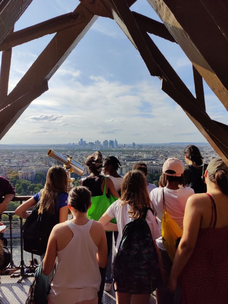 jeunes avec tour eiffel