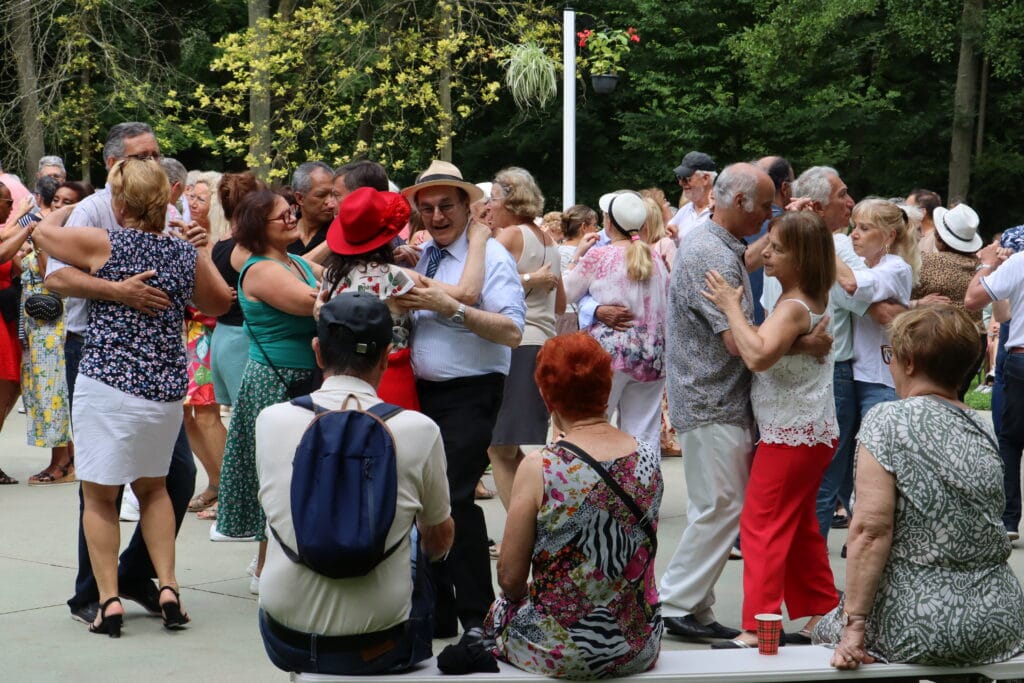 Guinguettes avec des personnes qui dansent