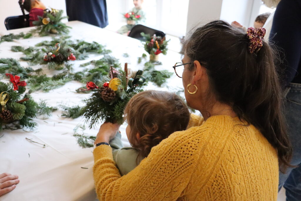 mère avec enfant qui fait une compostion florale