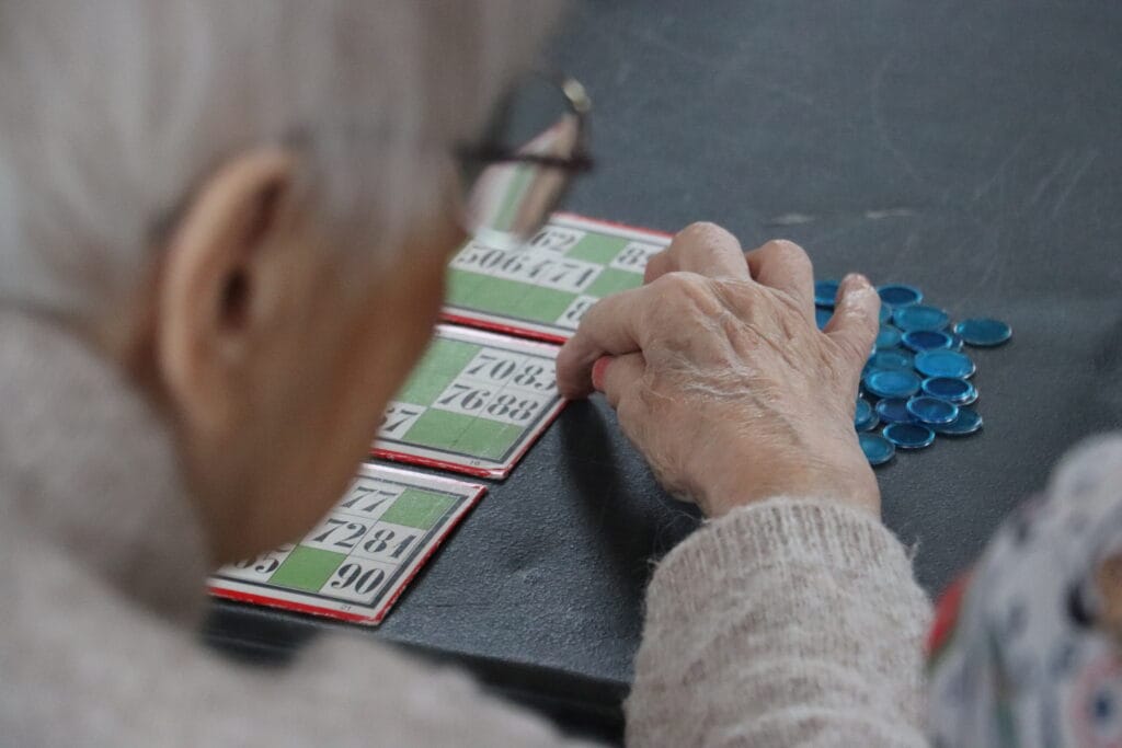 femme âgée qui joue au loto