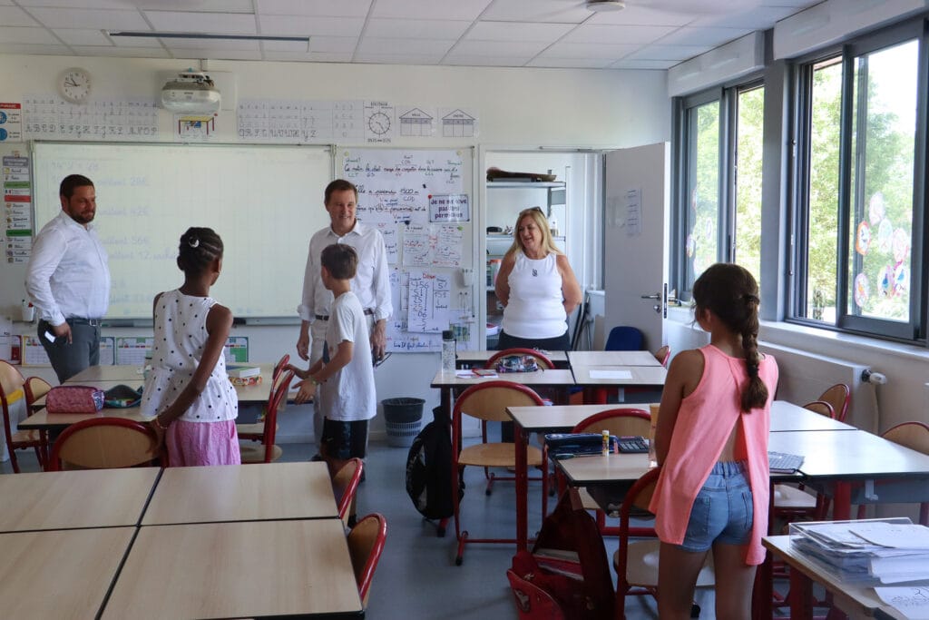 Le Maire de Yerres dans une salle de classe avec des enfants