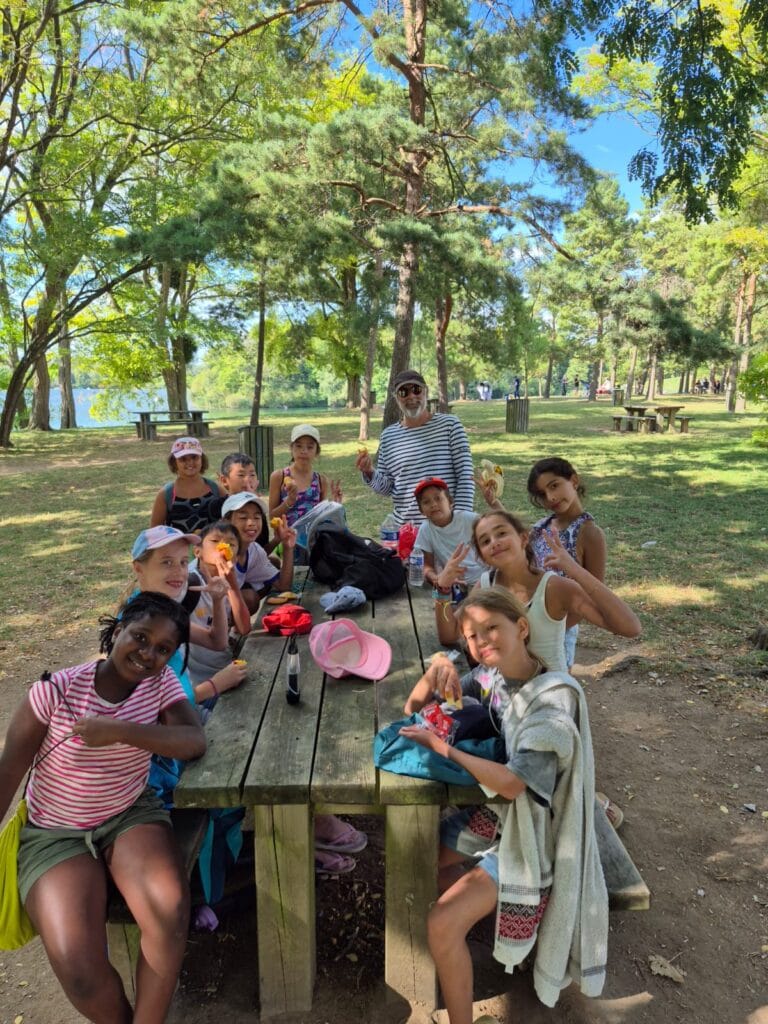 enfants dans un camping