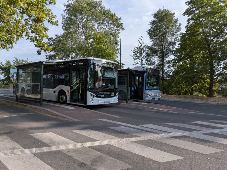 Bus à la gare de Yerres