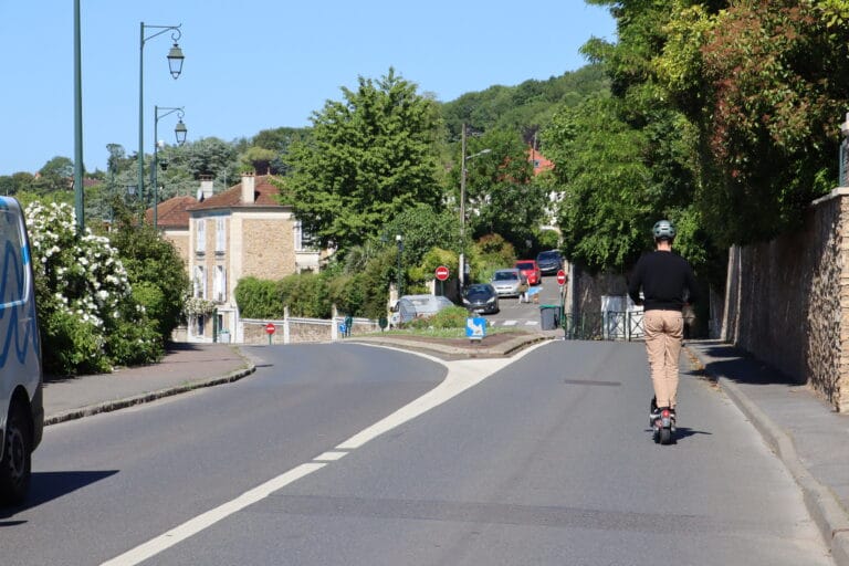 homme sur une trottinette