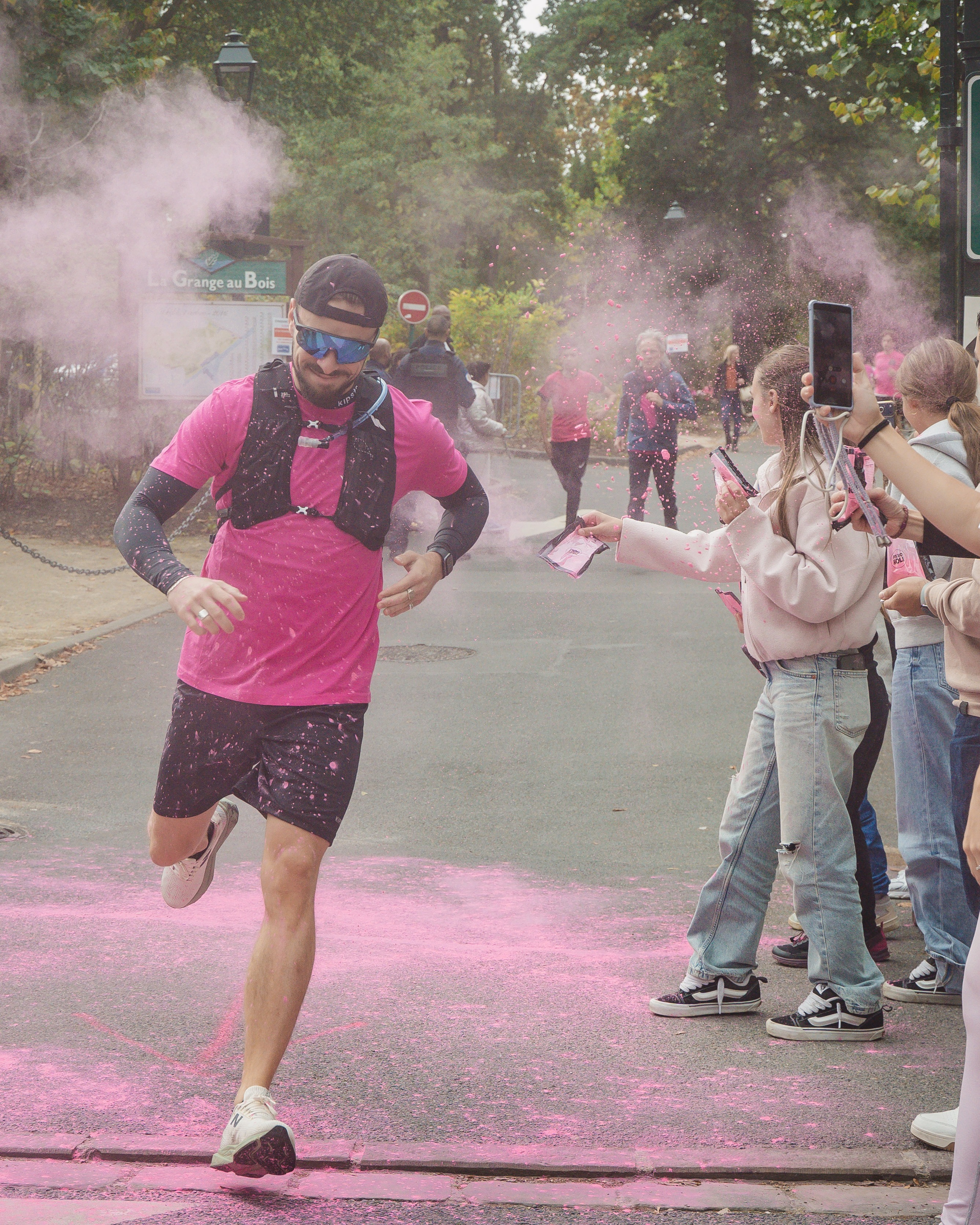 Du monde, des sourires et surtout beaucoup de couleurs ! Retour en images sur la course d'Octobre Rose…